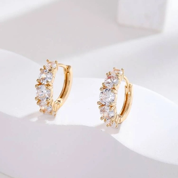 🔵𝟲𝟱%𝗢𝗙𝗙 𝗯𝘂𝗻𝗱𝗹𝗲𝘀 𝟯+🔵 NEW CZ Gold Medium Hoop Earrings - Picture 5 of 9